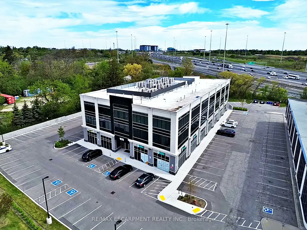 1670, North Service, 1014 - QE Queen Elizabeth, Oakville