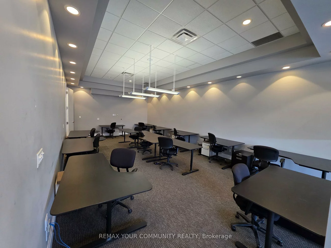 1525, Cornwall, 1014 - QE Queen Elizabeth, Oakville