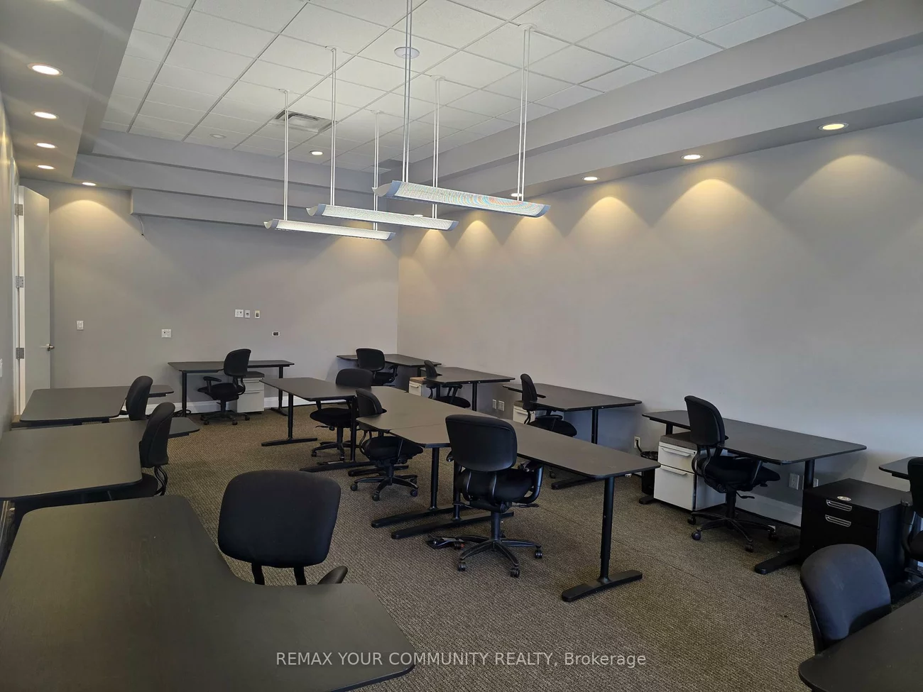 1525, Cornwall, 1014 - QE Queen Elizabeth, Oakville