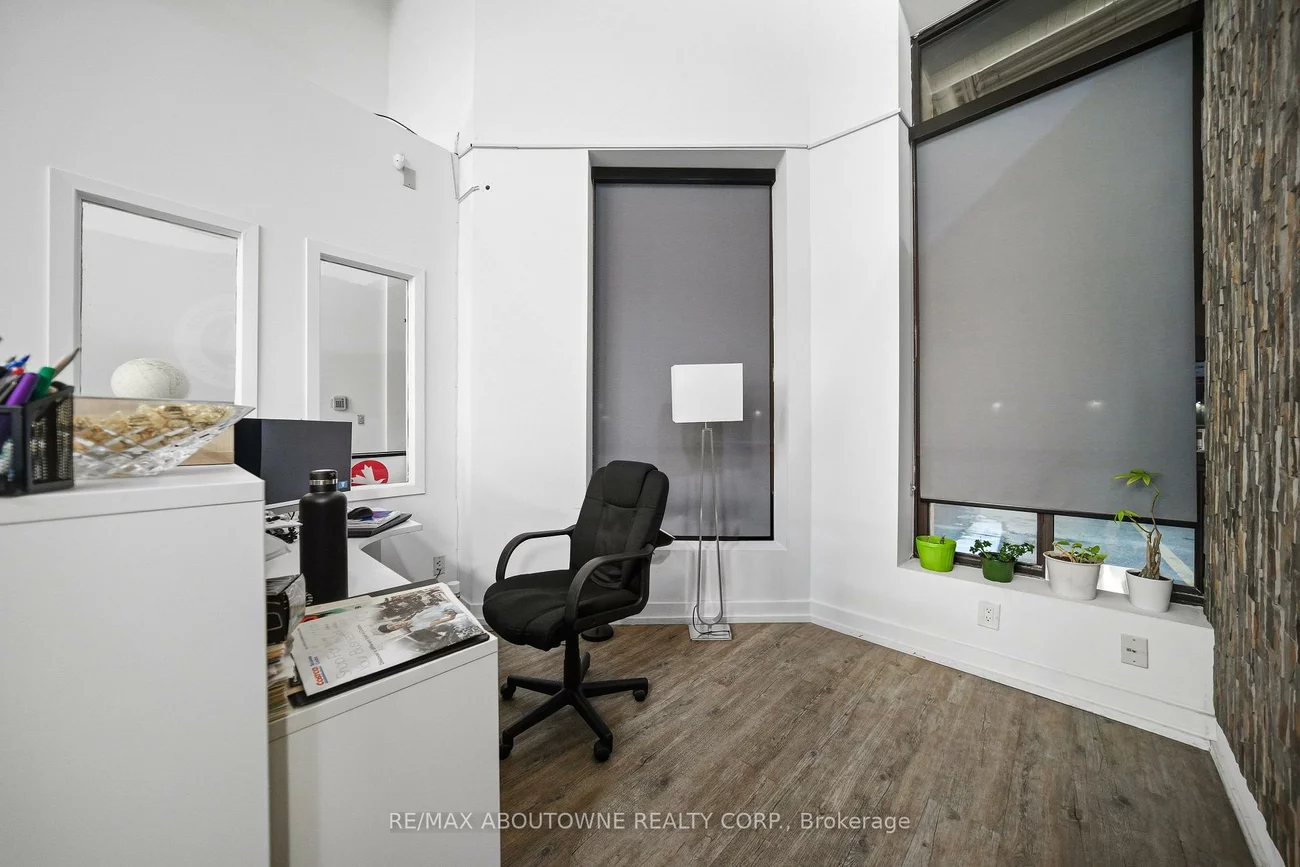 775, Pacific, 1014 - QE Queen Elizabeth, Oakville