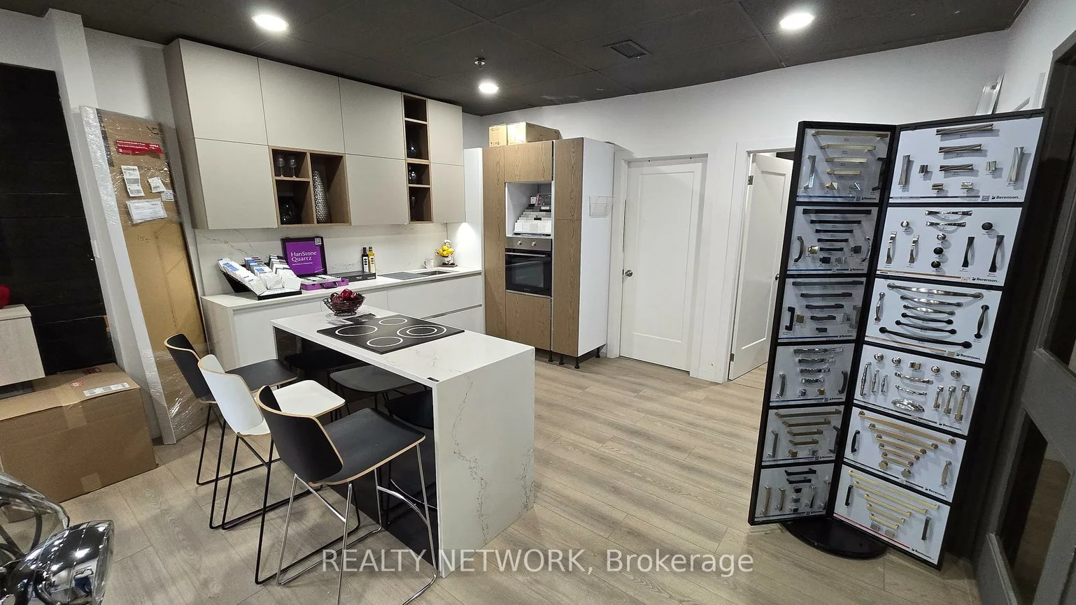 2172, Wyecroft, 1014 - QE Queen Elizabeth, Oakville