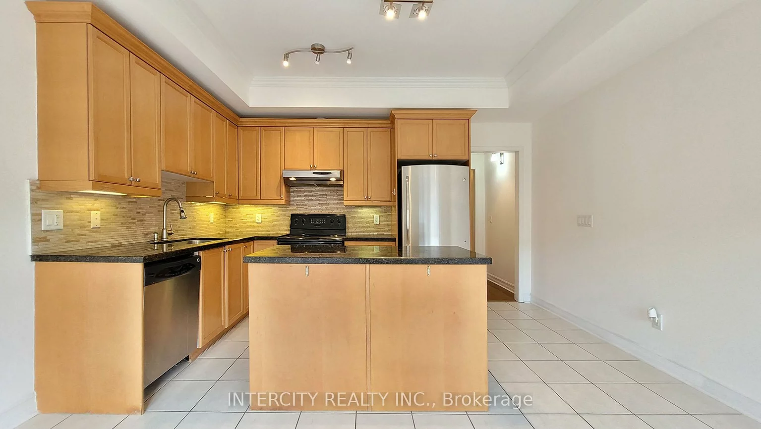 86, Lakeshore, 1002 - CO Central, Oakville