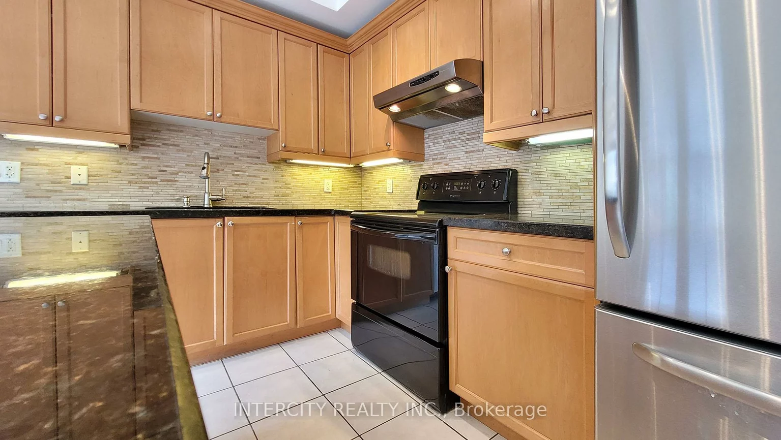 86, Lakeshore, 1002 - CO Central, Oakville