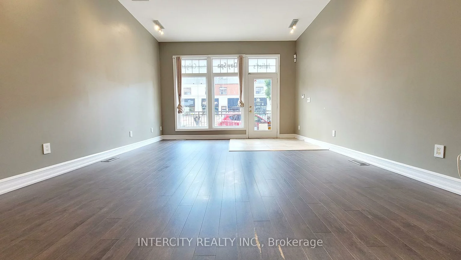 86, Lakeshore, 1002 - CO Central, Oakville