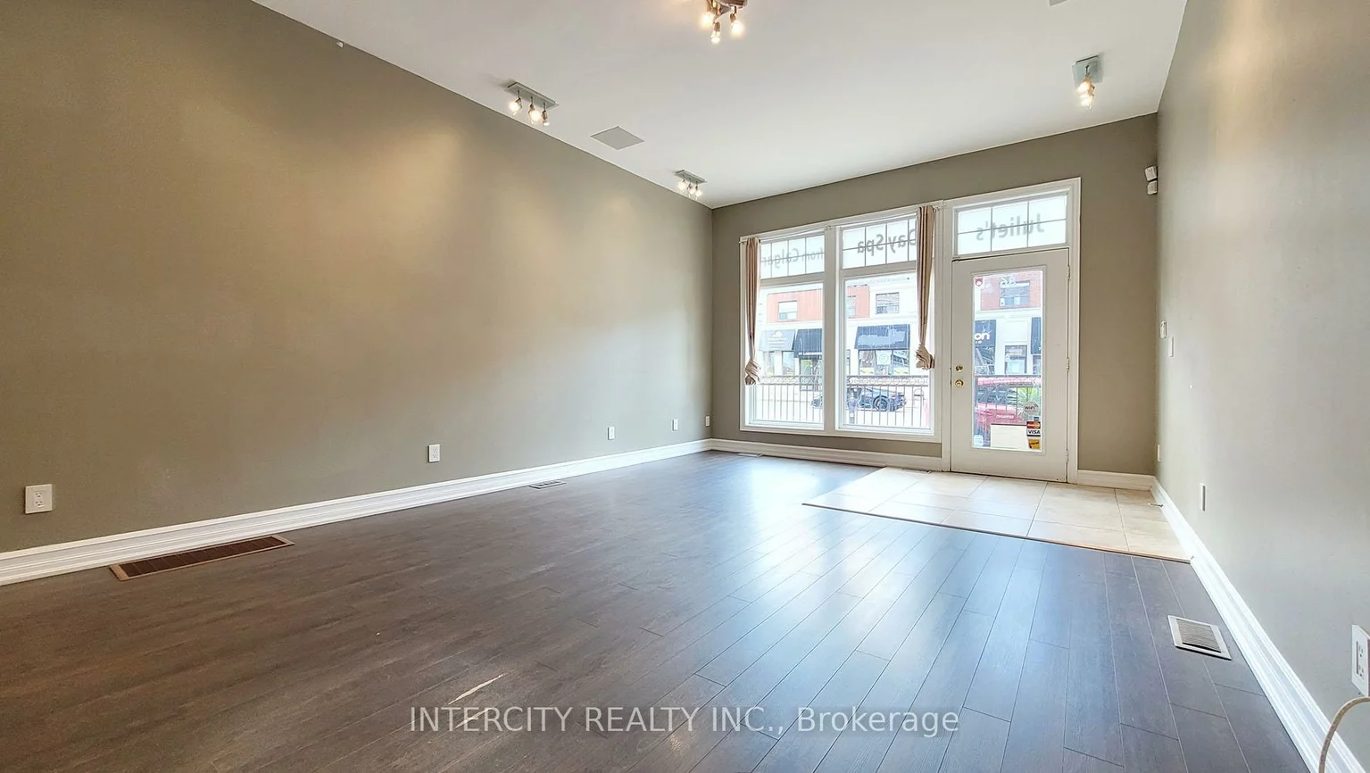 86, Lakeshore, 1002 - CO Central, Oakville