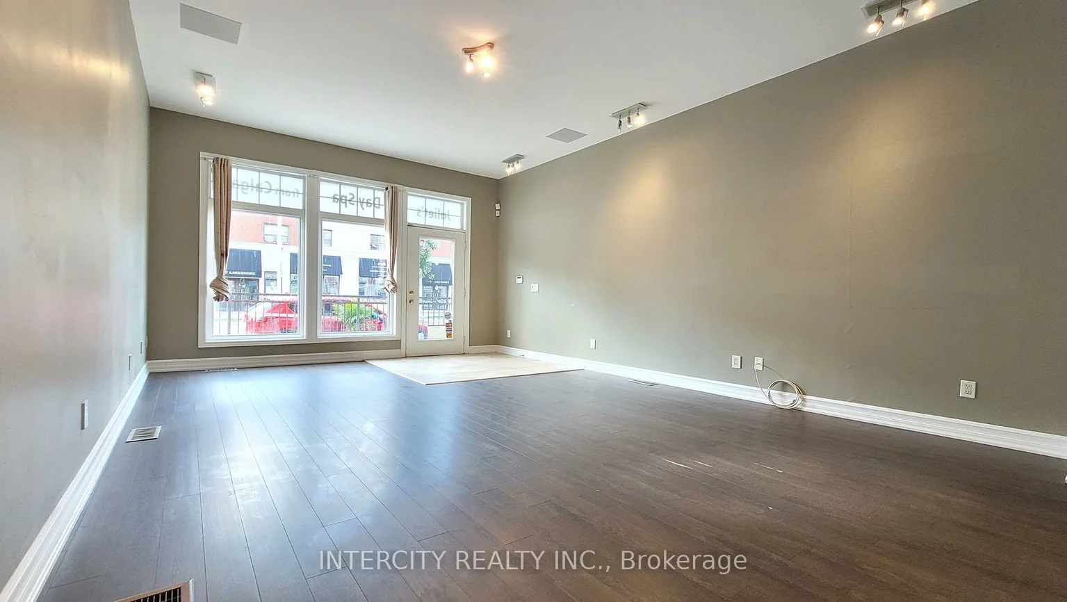 86, Lakeshore, 1002 - CO Central, Oakville