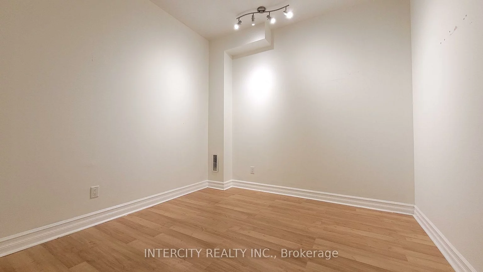 86, Lakeshore, 1002 - CO Central, Oakville