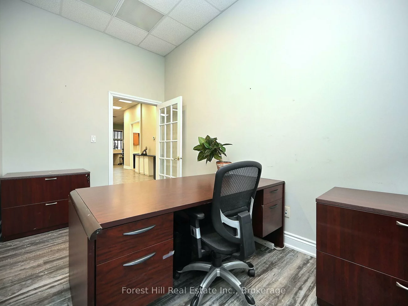 1525, Cornwall, 1014 - QE Queen Elizabeth, Oakville