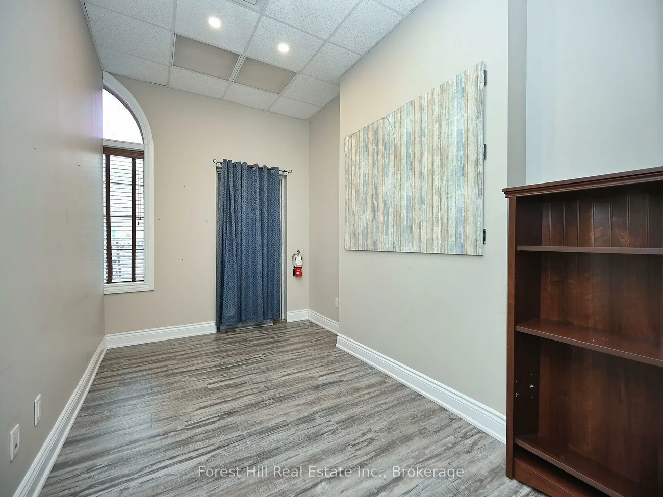 1525, Cornwall, 1014 - QE Queen Elizabeth, Oakville