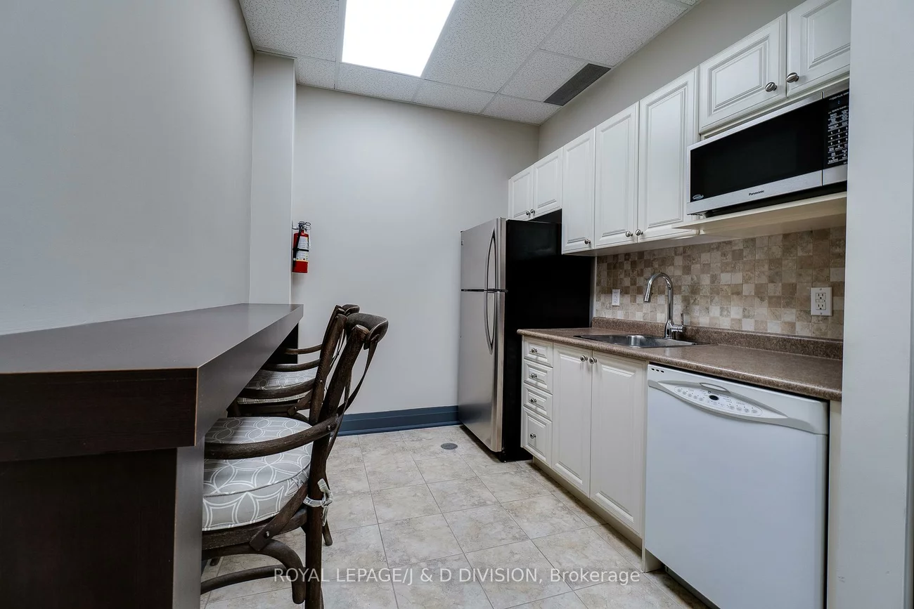 1525, Cornwall, 1014 - QE Queen Elizabeth, Oakville