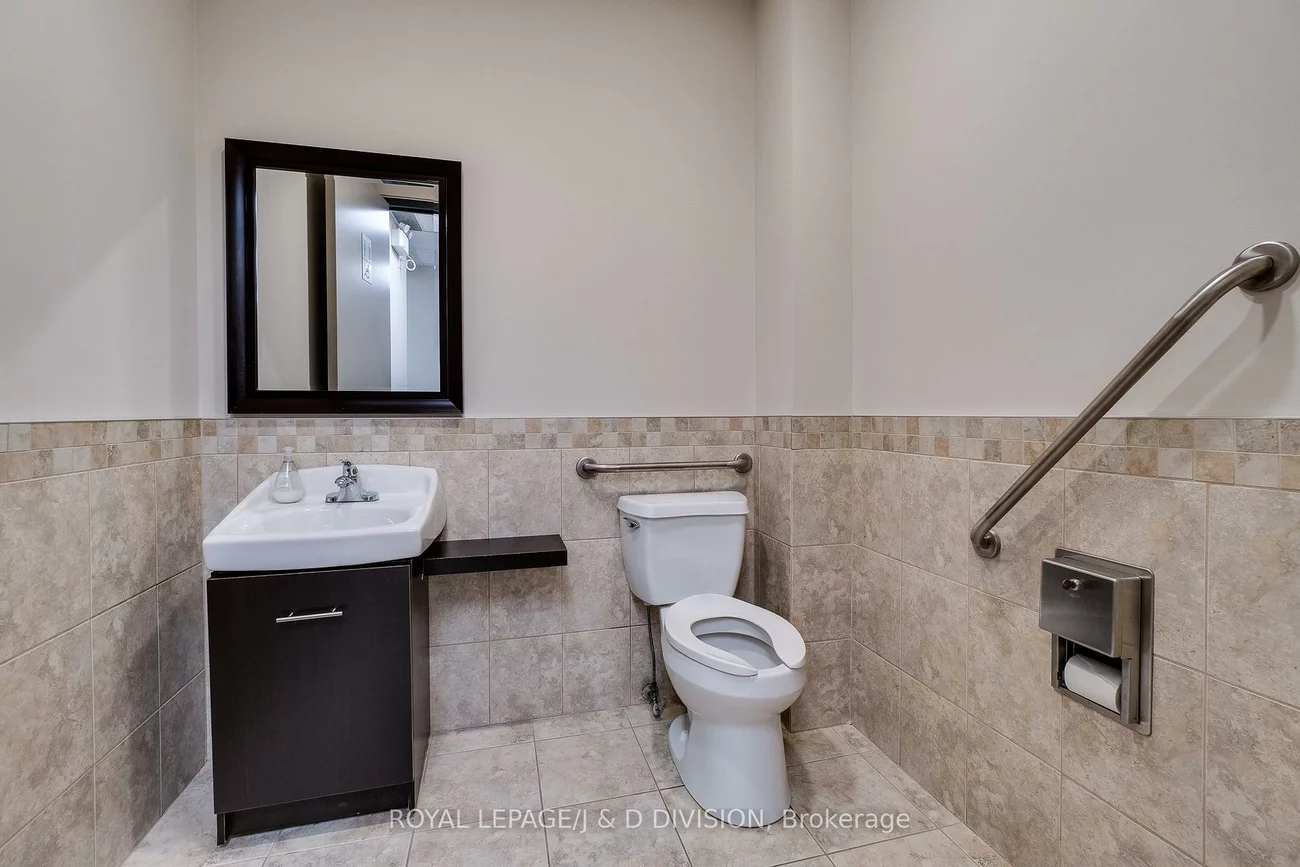 1525, Cornwall, 1014 - QE Queen Elizabeth, Oakville