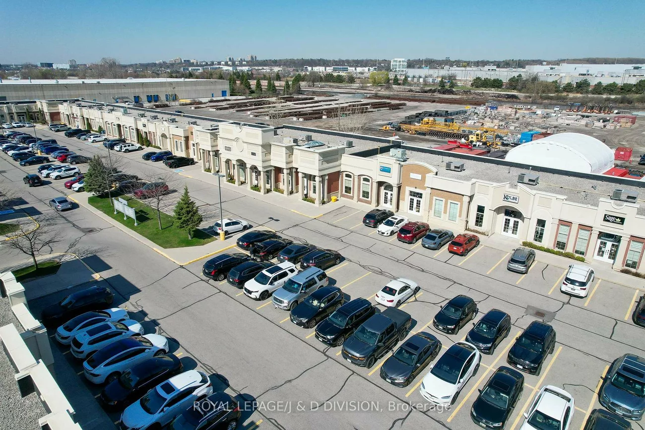 1525, Cornwall, 1014 - QE Queen Elizabeth, Oakville