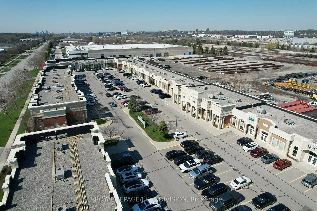 1525, Cornwall, 1014 - QE Queen Elizabeth, Oakville