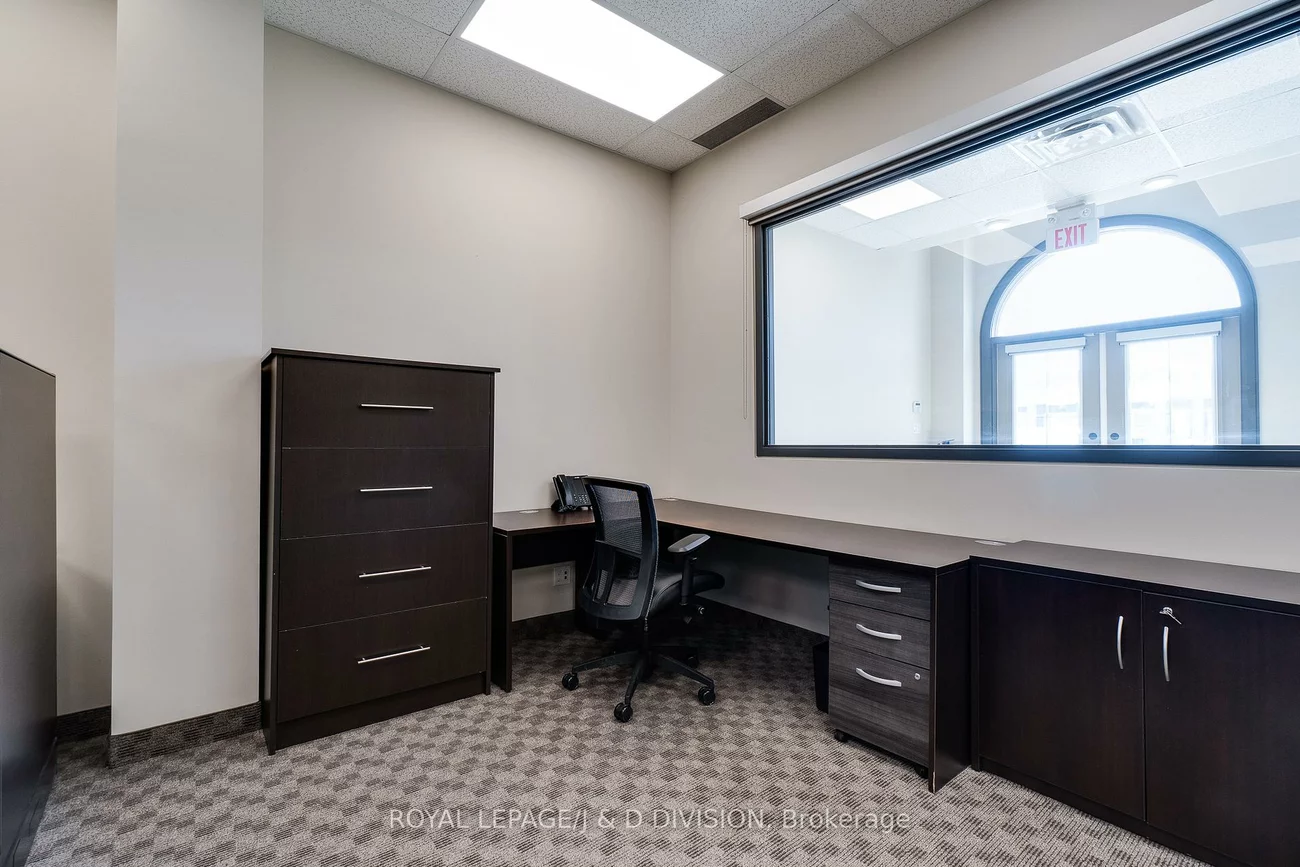 1525, Cornwall, 1014 - QE Queen Elizabeth, Oakville
