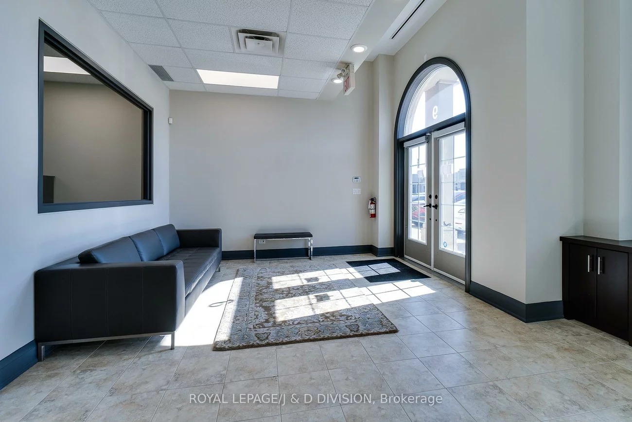 1525, Cornwall, 1014 - QE Queen Elizabeth, Oakville
