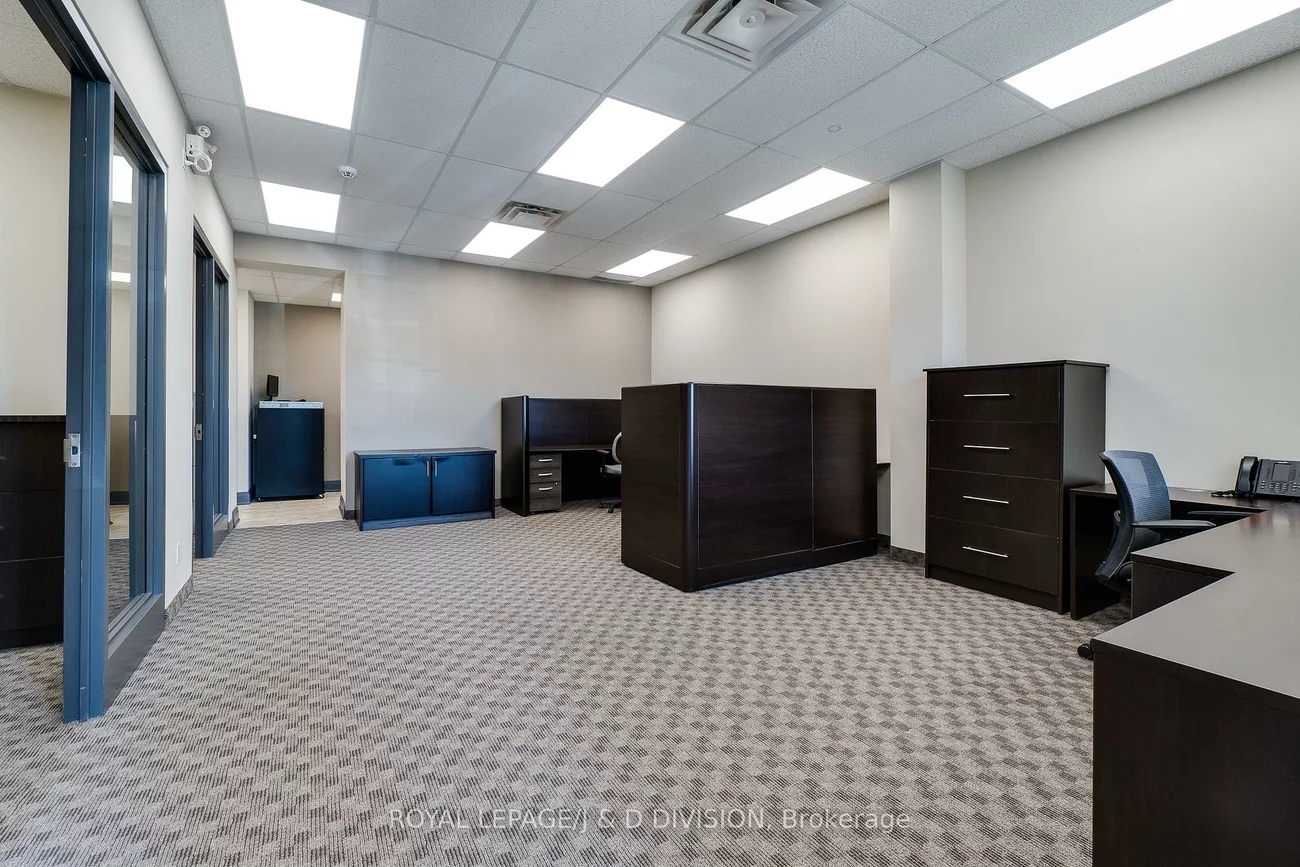 1525, Cornwall, 1014 - QE Queen Elizabeth, Oakville