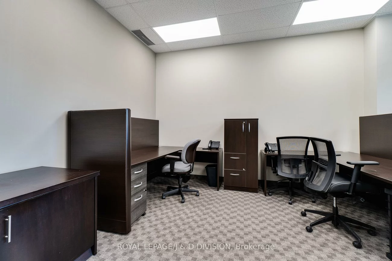 1525, Cornwall, 1014 - QE Queen Elizabeth, Oakville