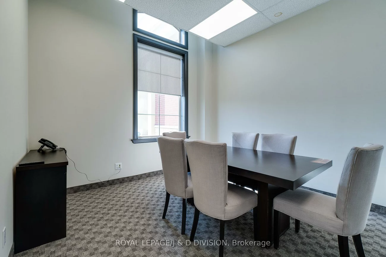1525, Cornwall, 1014 - QE Queen Elizabeth, Oakville