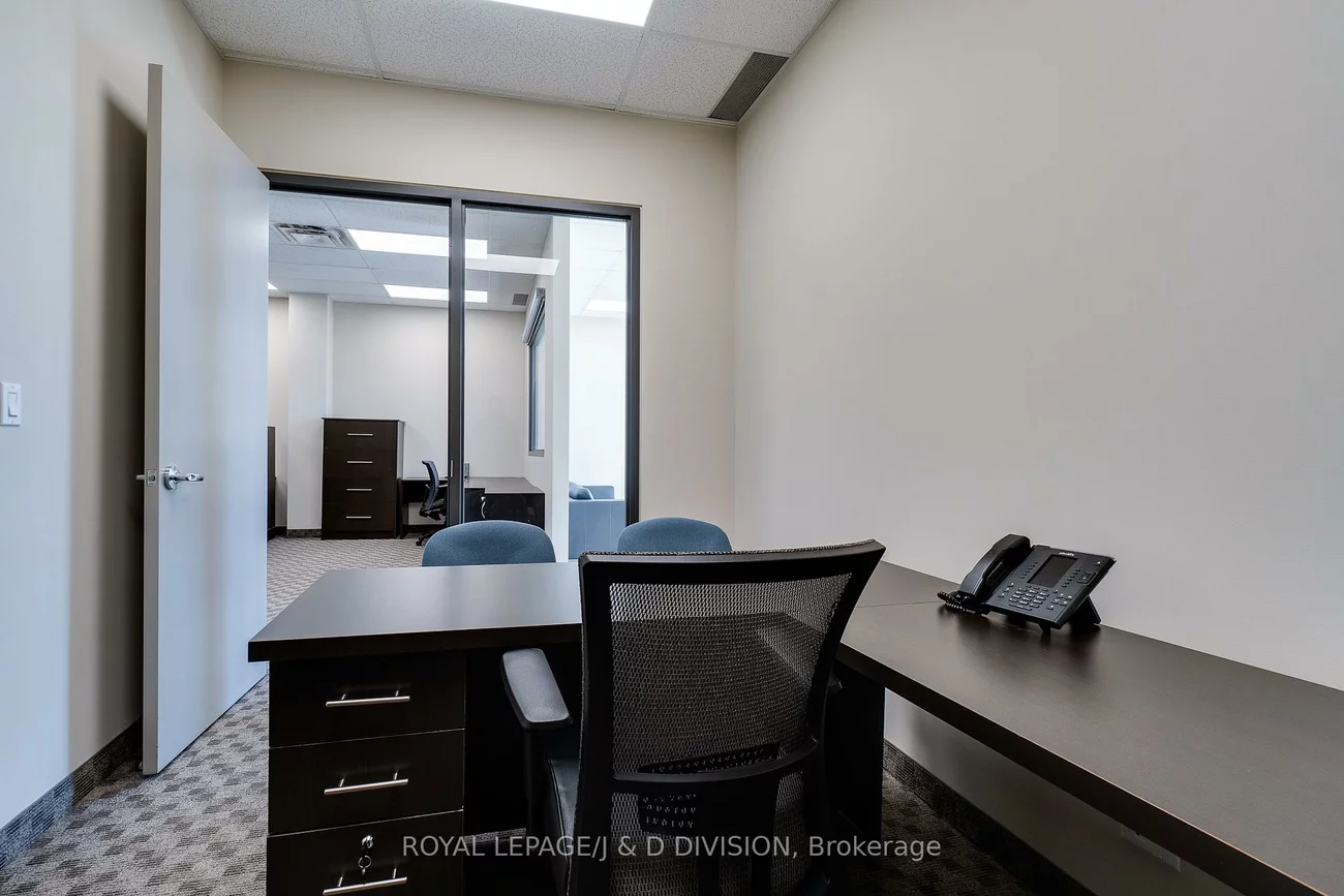 1525, Cornwall, 1014 - QE Queen Elizabeth, Oakville