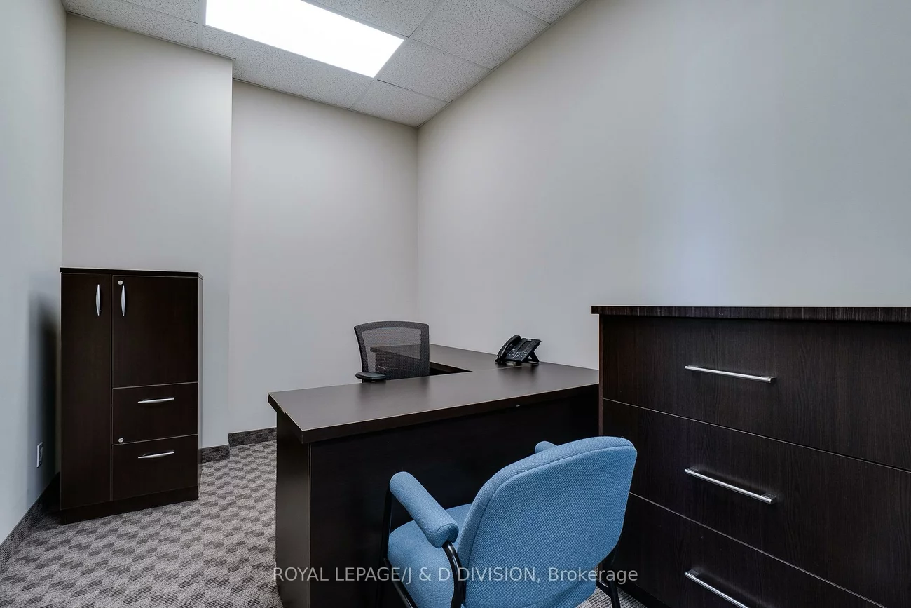 1525, Cornwall, 1014 - QE Queen Elizabeth, Oakville