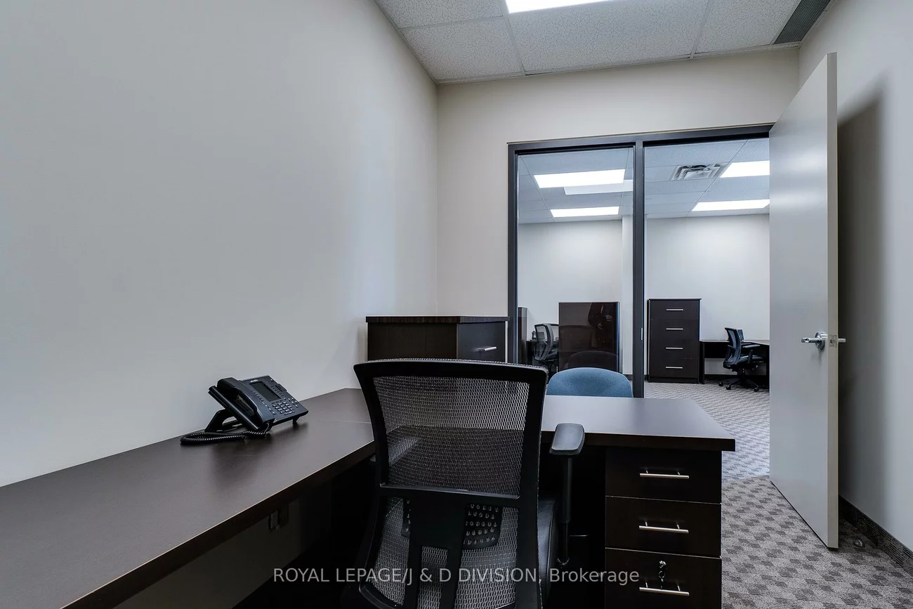 1525, Cornwall, 1014 - QE Queen Elizabeth, Oakville