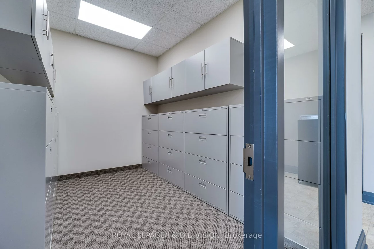 1525, Cornwall, 1014 - QE Queen Elizabeth, Oakville
