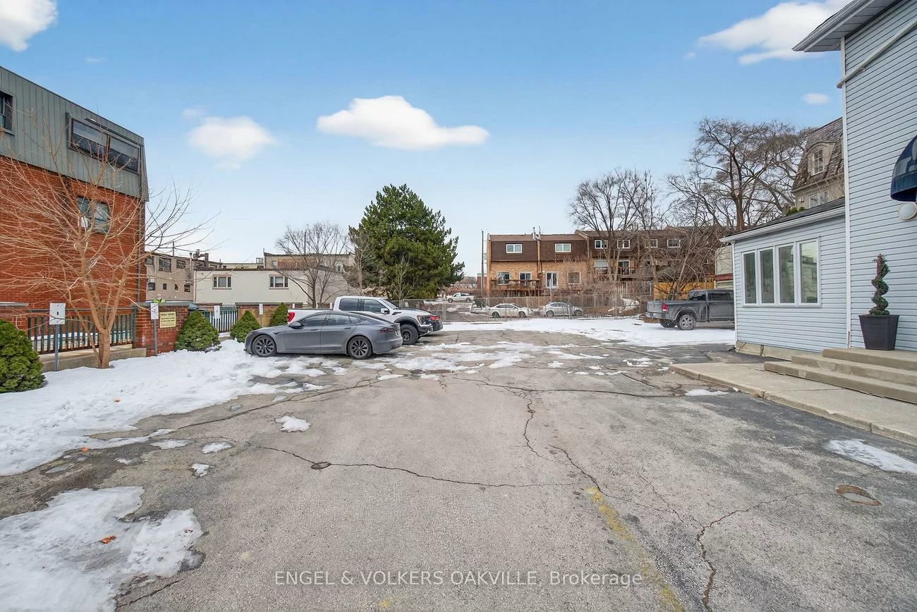 67, Lakeshore, 1002 - CO Central, Oakville