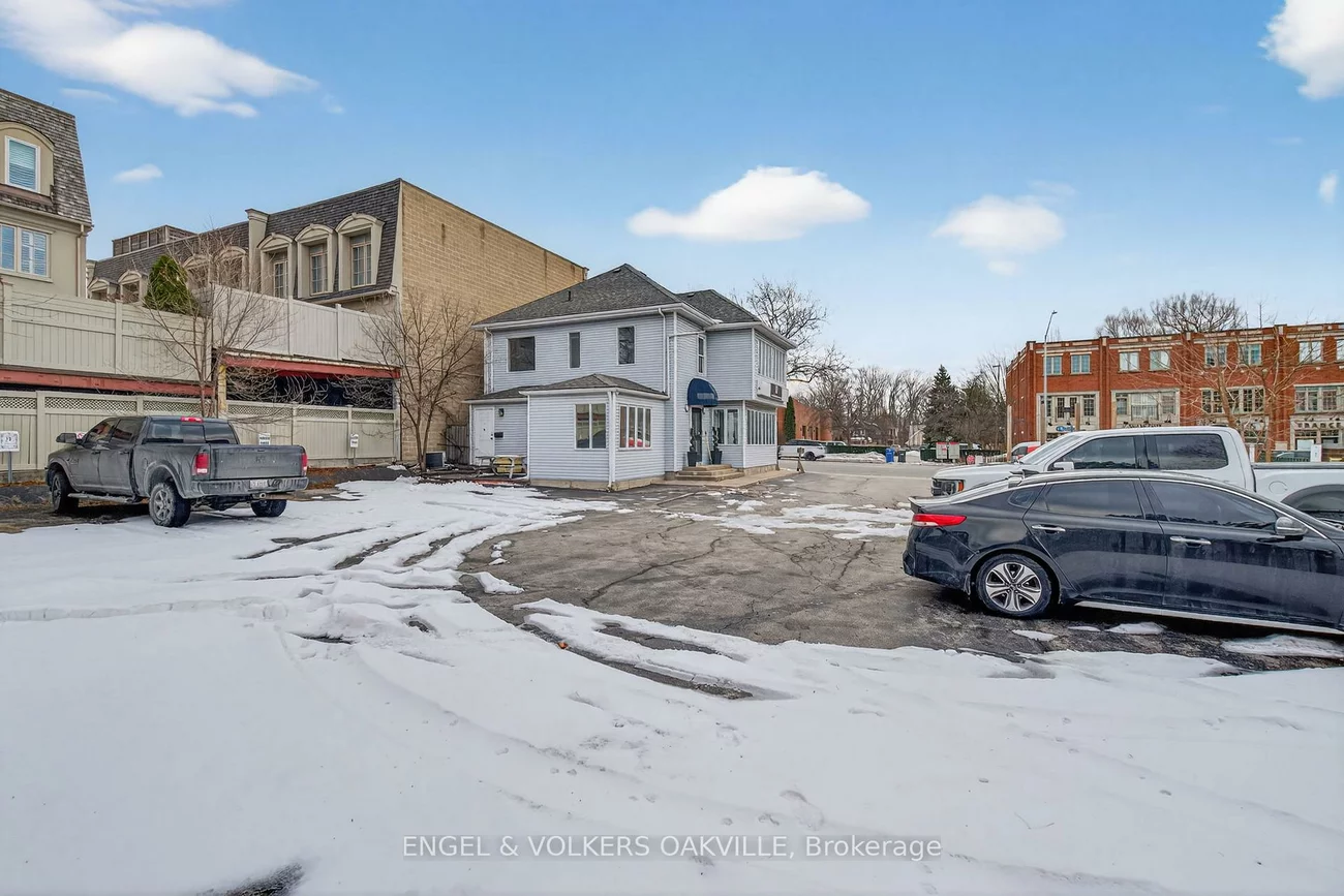 67, Lakeshore, 1002 - CO Central, Oakville