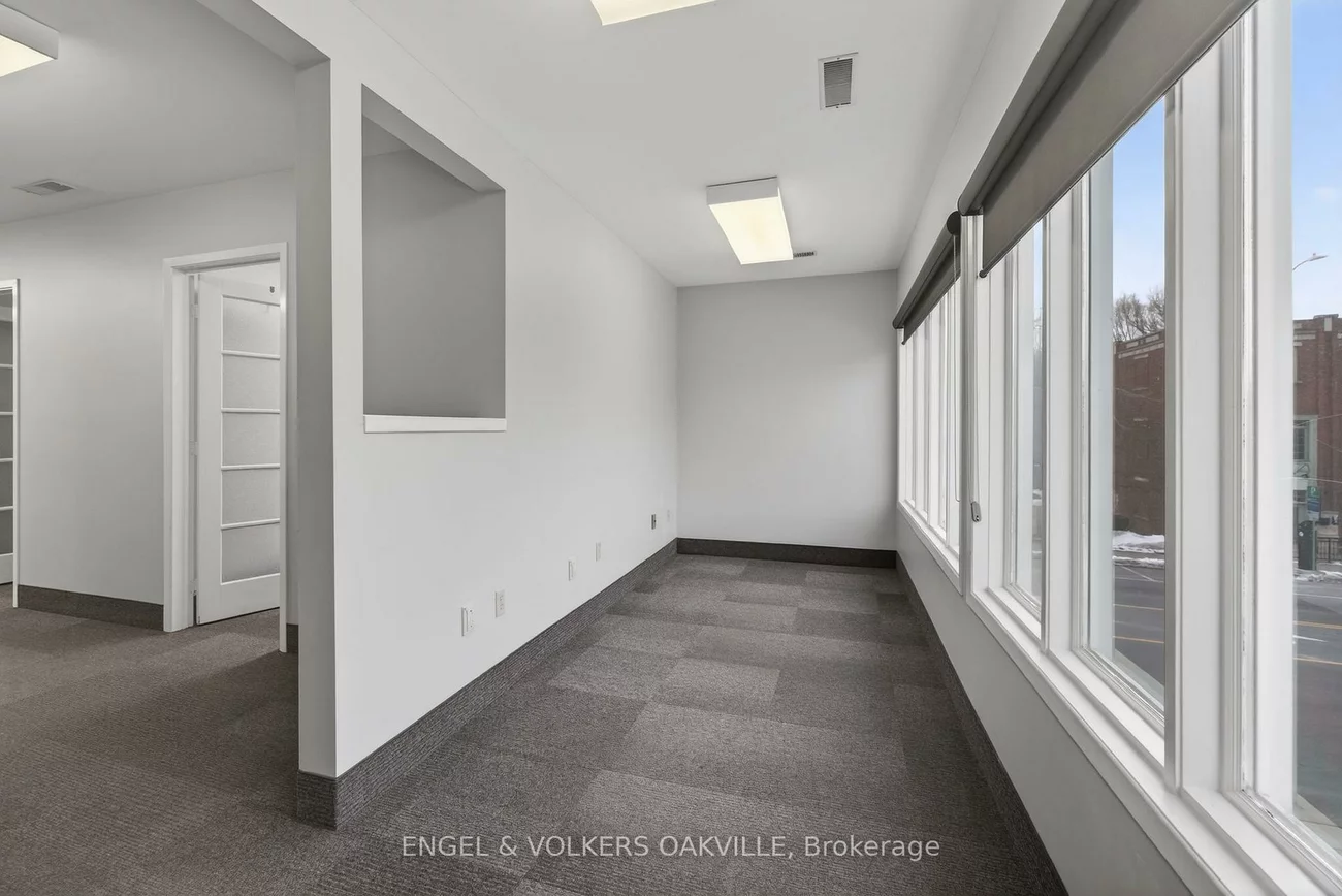67, Lakeshore, 1002 - CO Central, Oakville