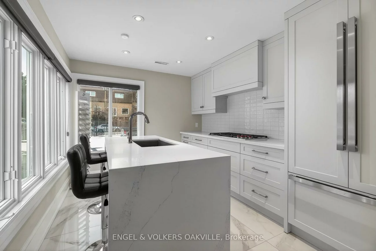 67, Lakeshore, 1002 - CO Central, Oakville