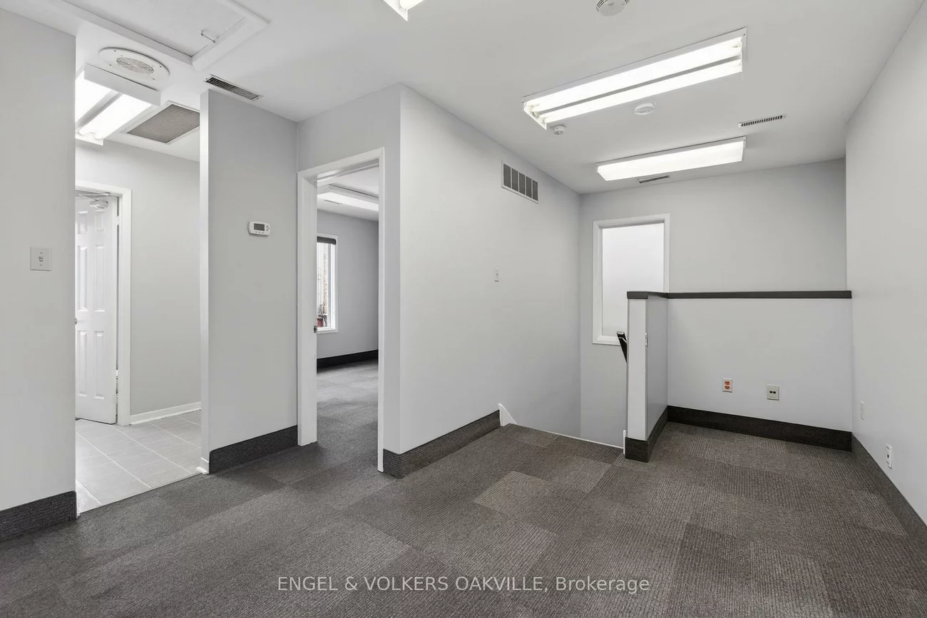 67, Lakeshore, 1002 - CO Central, Oakville