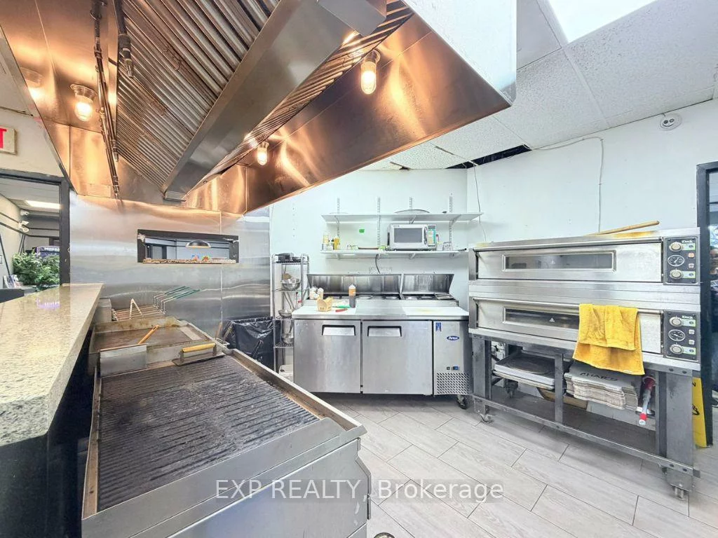 700, Dorval, 1014 - QE Queen Elizabeth, Oakville