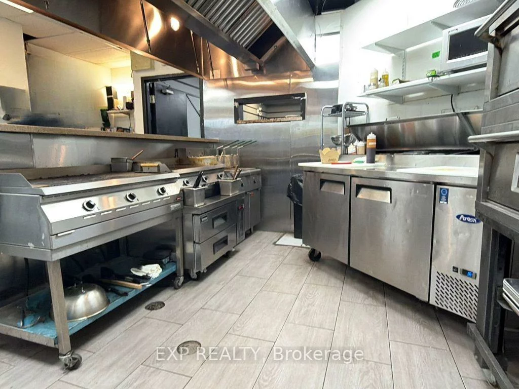 700, Dorval, 1014 - QE Queen Elizabeth, Oakville