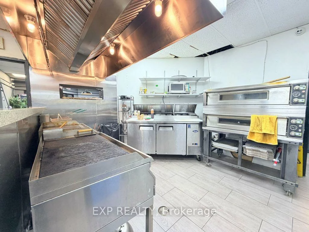 700, Dorval, 1014 - QE Queen Elizabeth, Oakville