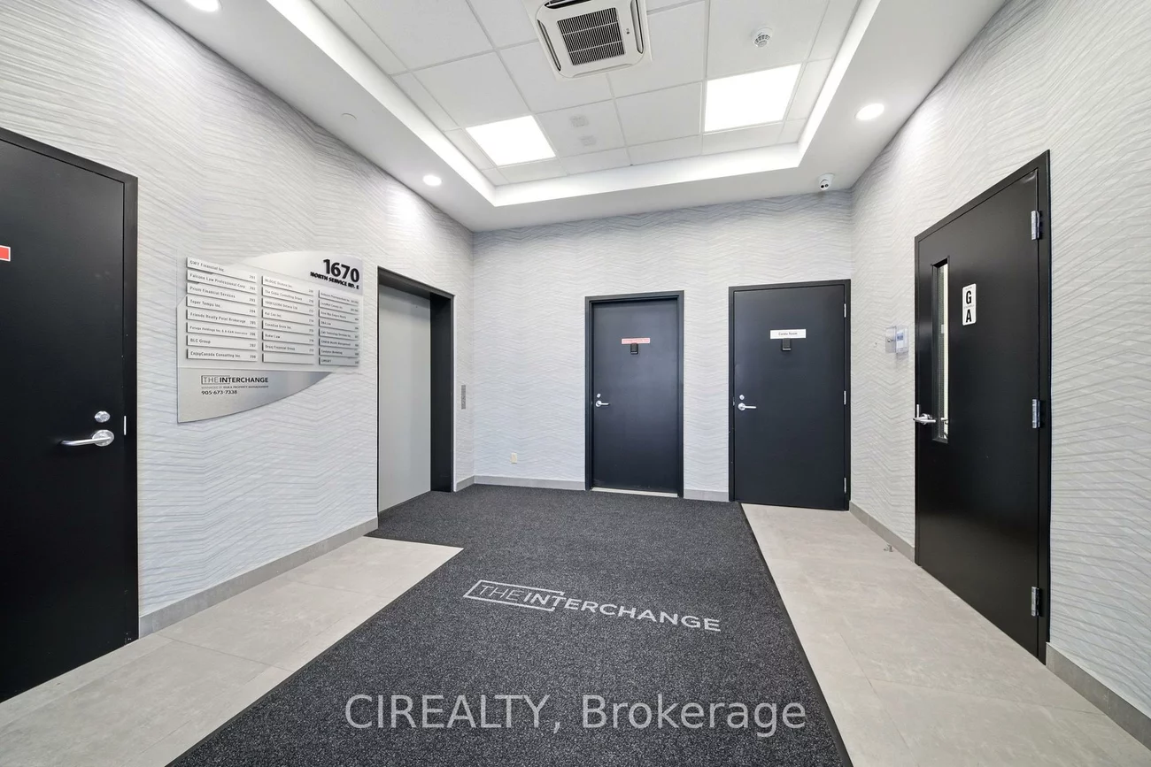1670, North Service, 1014 - QE Queen Elizabeth, Oakville