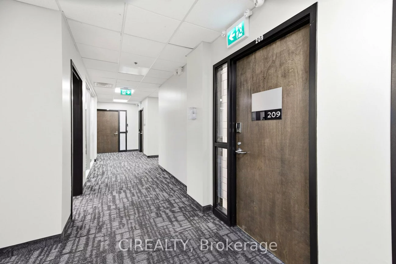 1670, North Service, 1014 - QE Queen Elizabeth, Oakville