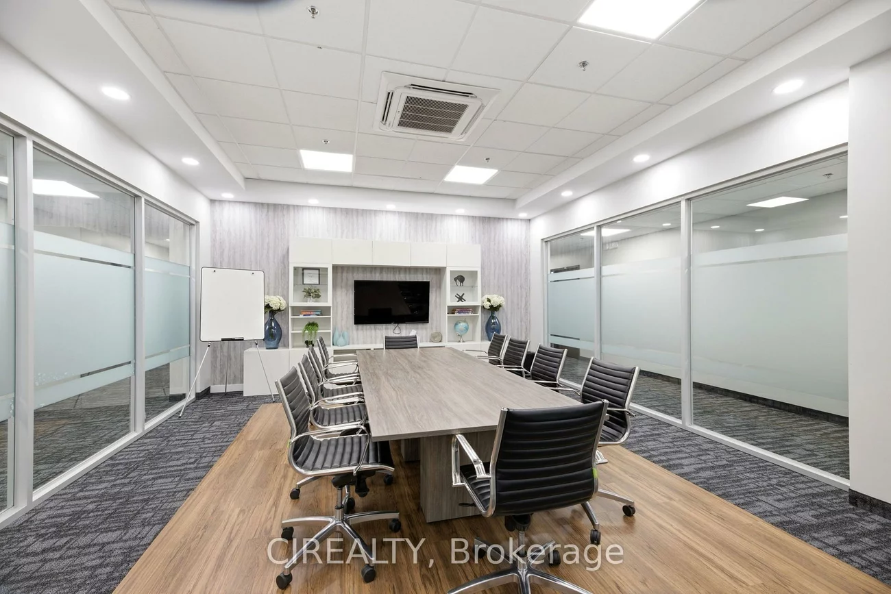 1670, North Service, 1014 - QE Queen Elizabeth, Oakville
