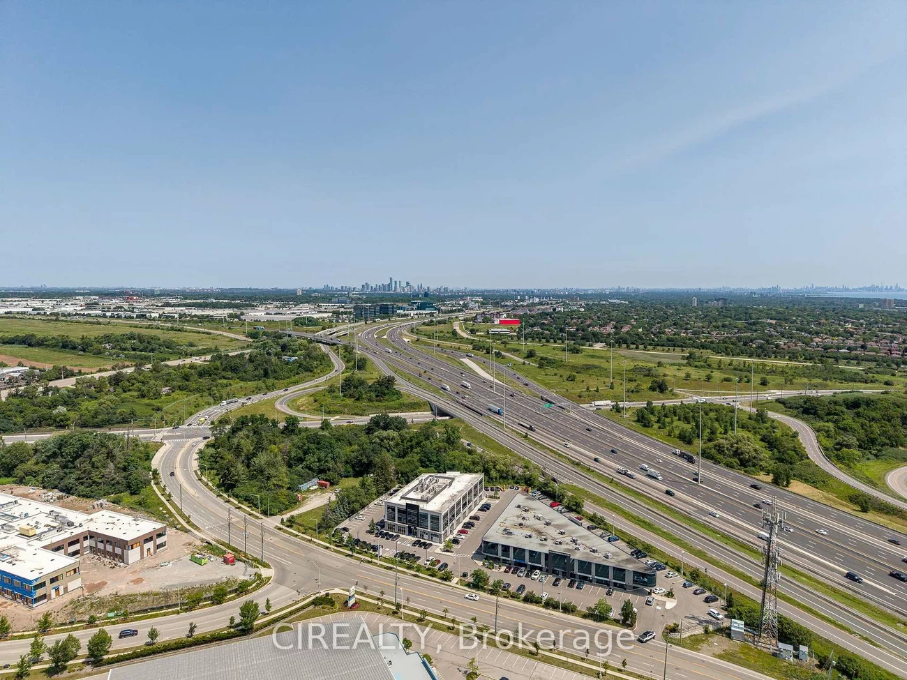 1670, North Service, 1014 - QE Queen Elizabeth, Oakville