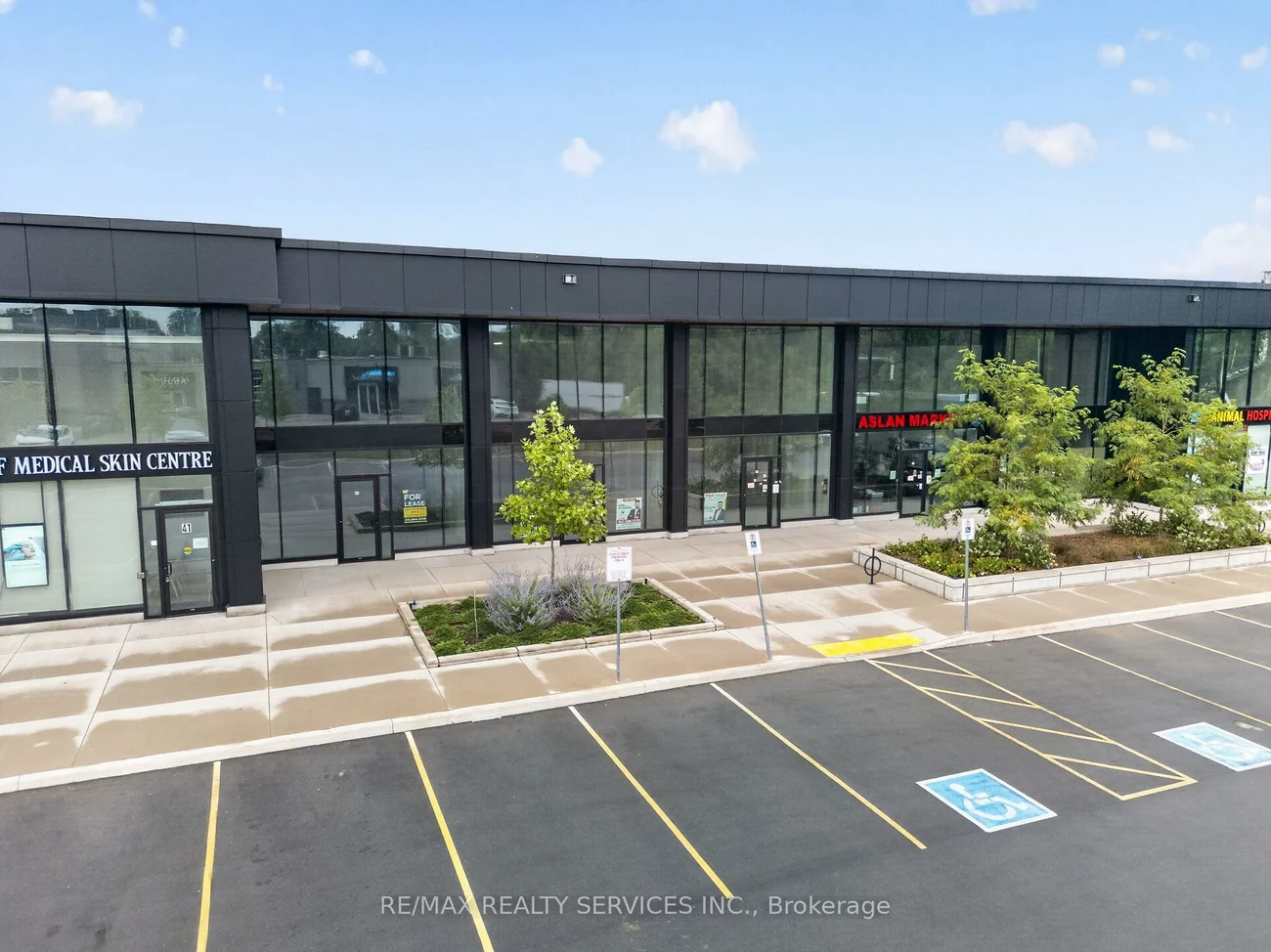 530, Speers, 1014 - QE Queen Elizabeth, Oakville