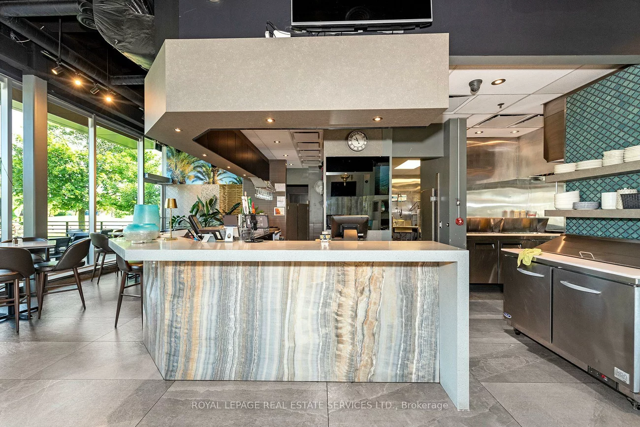 430, Iroquois Shore, 1014 - QE Queen Elizabeth, Oakville