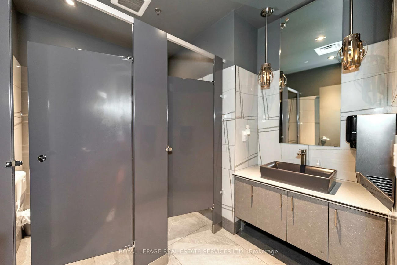 430, Iroquois Shore, 1014 - QE Queen Elizabeth, Oakville