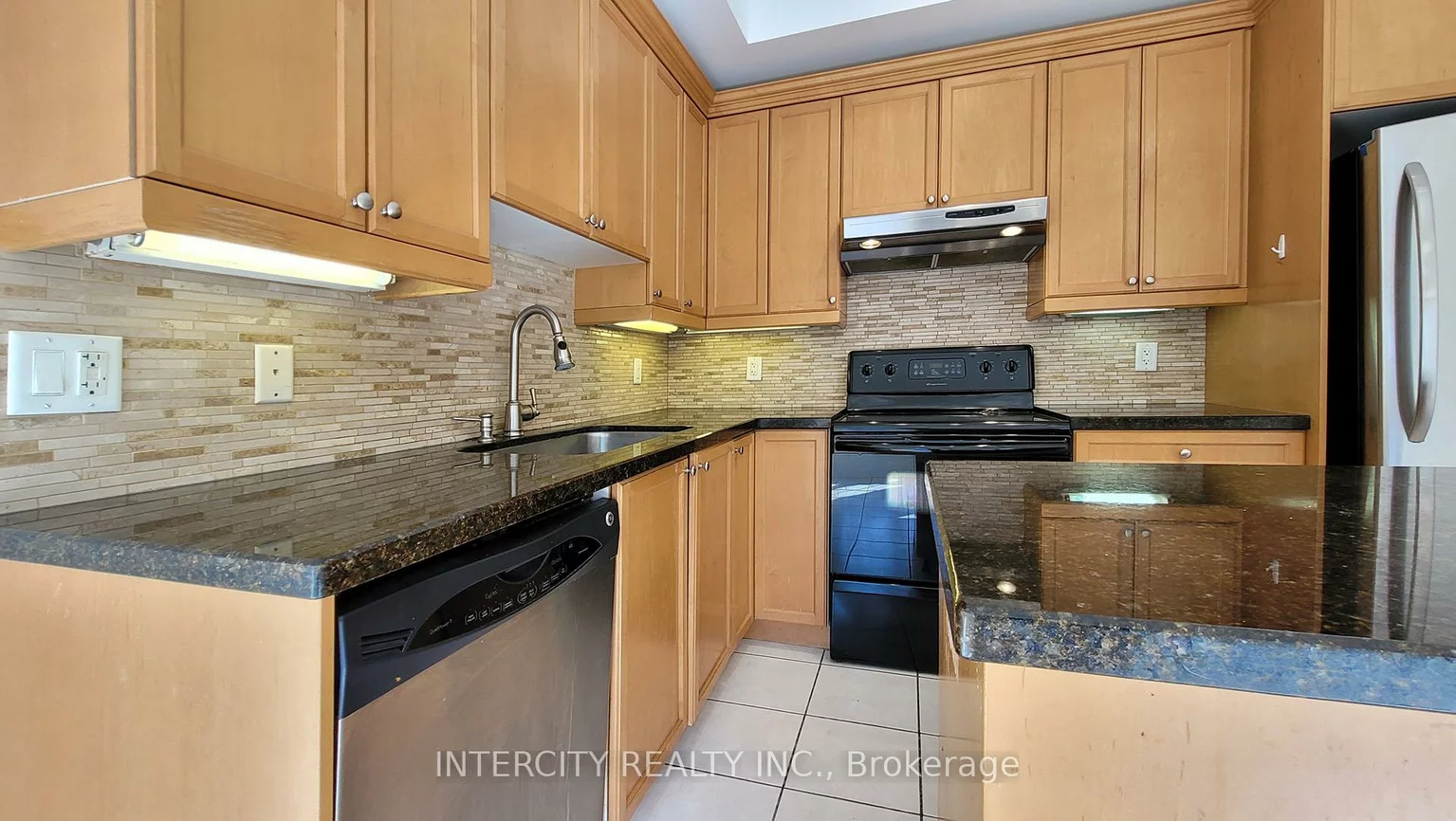 86, Lakeshore, 1002 - CO Central, Oakville