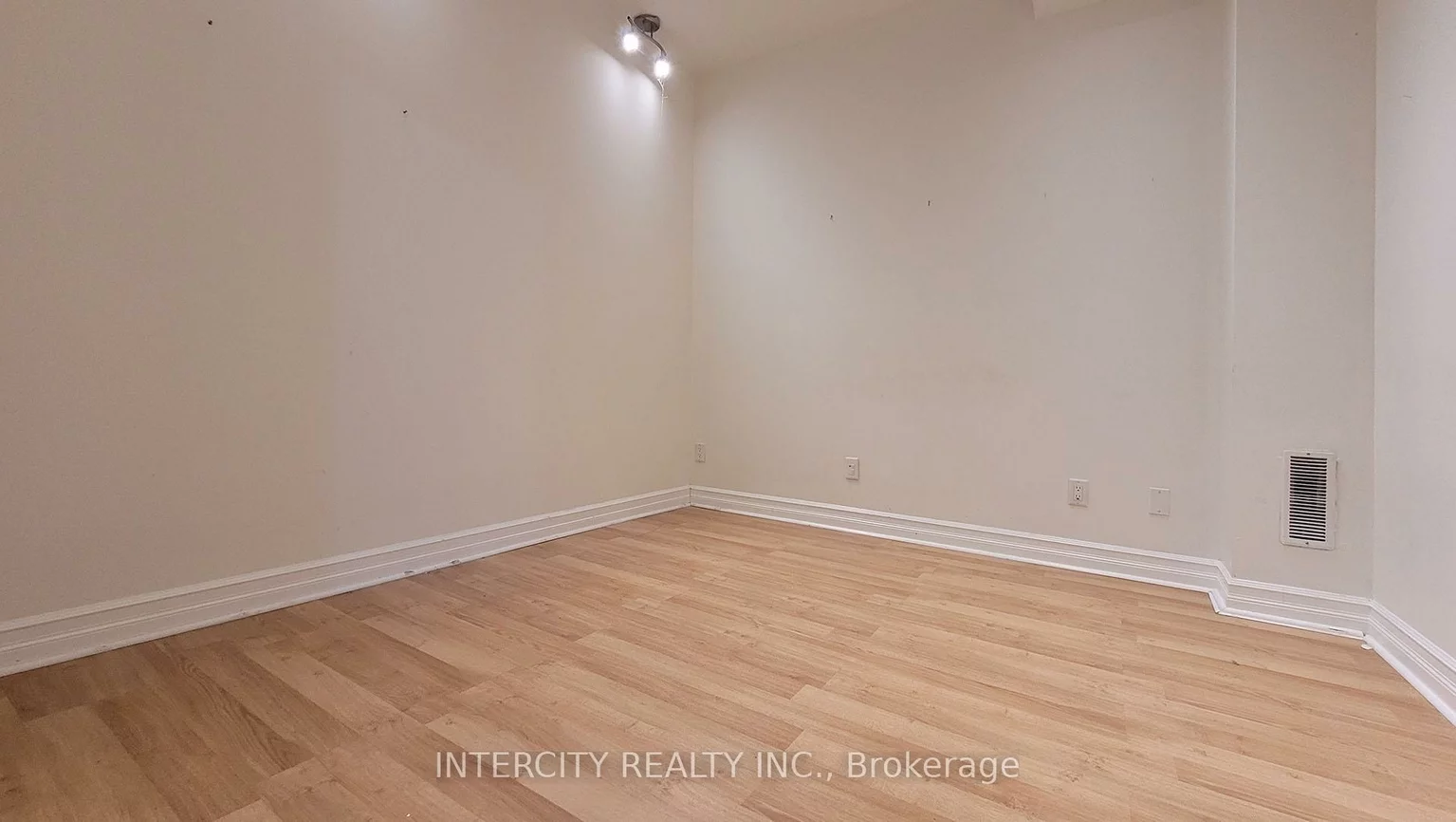 86, Lakeshore, 1002 - CO Central, Oakville