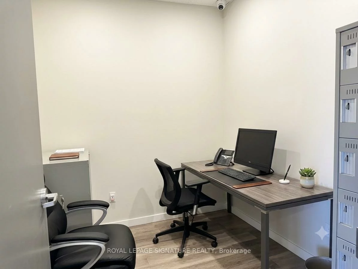 1252, Speers, 1014 - QE Queen Elizabeth, Oakville