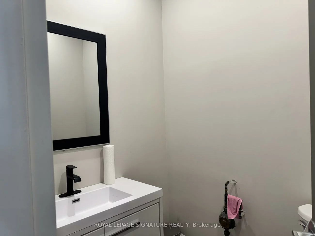 1252, Speers, 1014 - QE Queen Elizabeth, Oakville