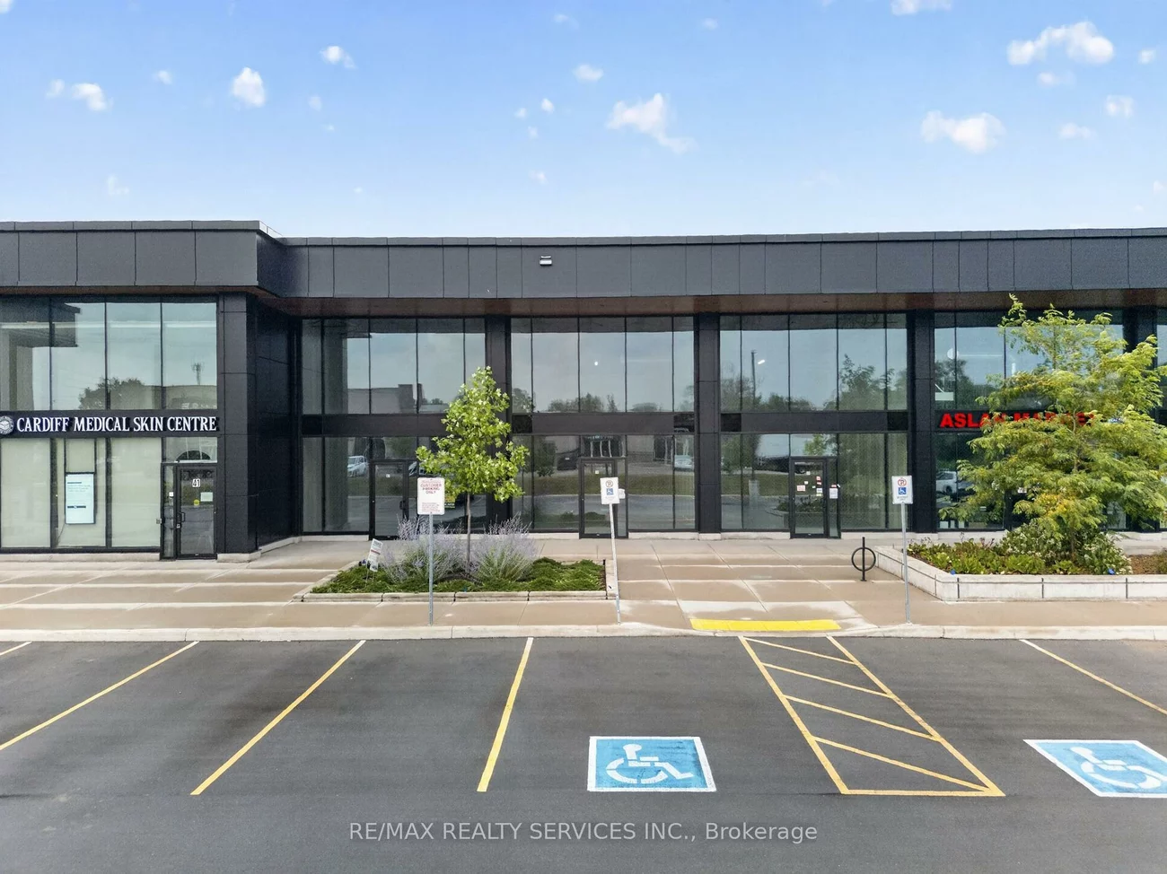 530, Speers, 1014 - QE Queen Elizabeth, Oakville