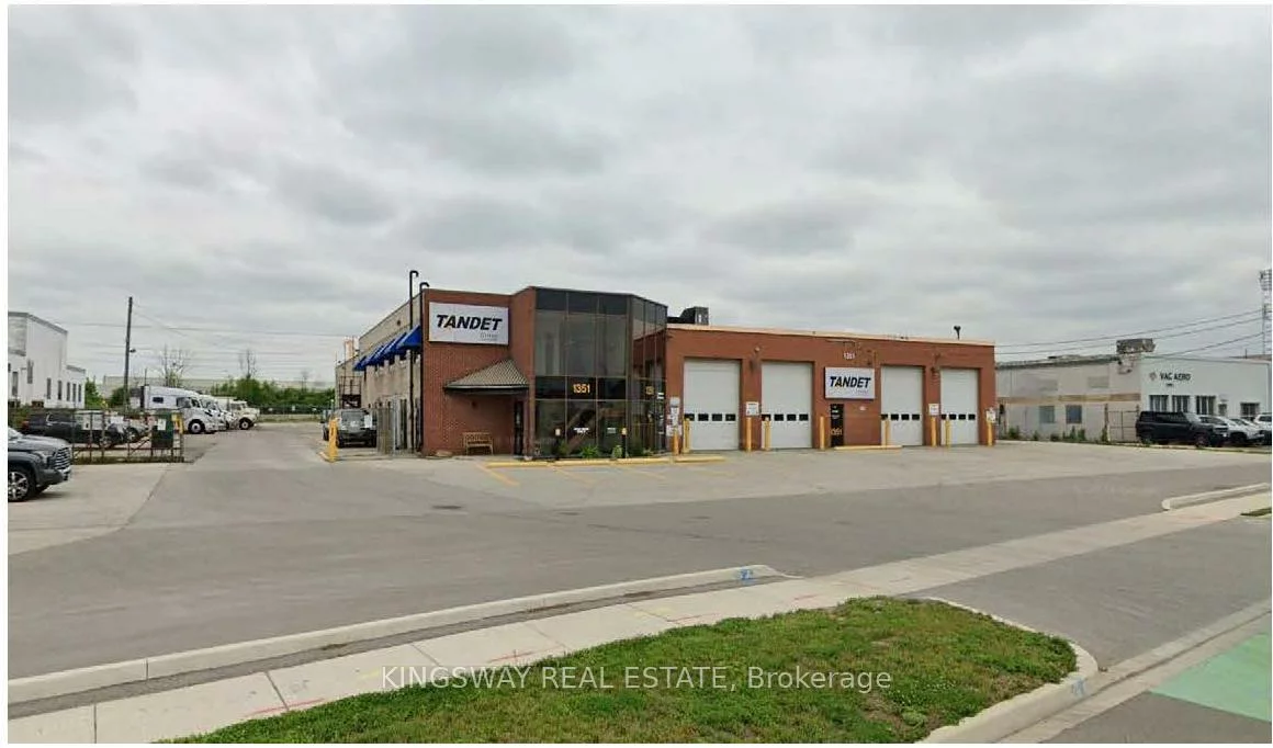 1351, Speers, 1014 - QE Queen Elizabeth, Oakville