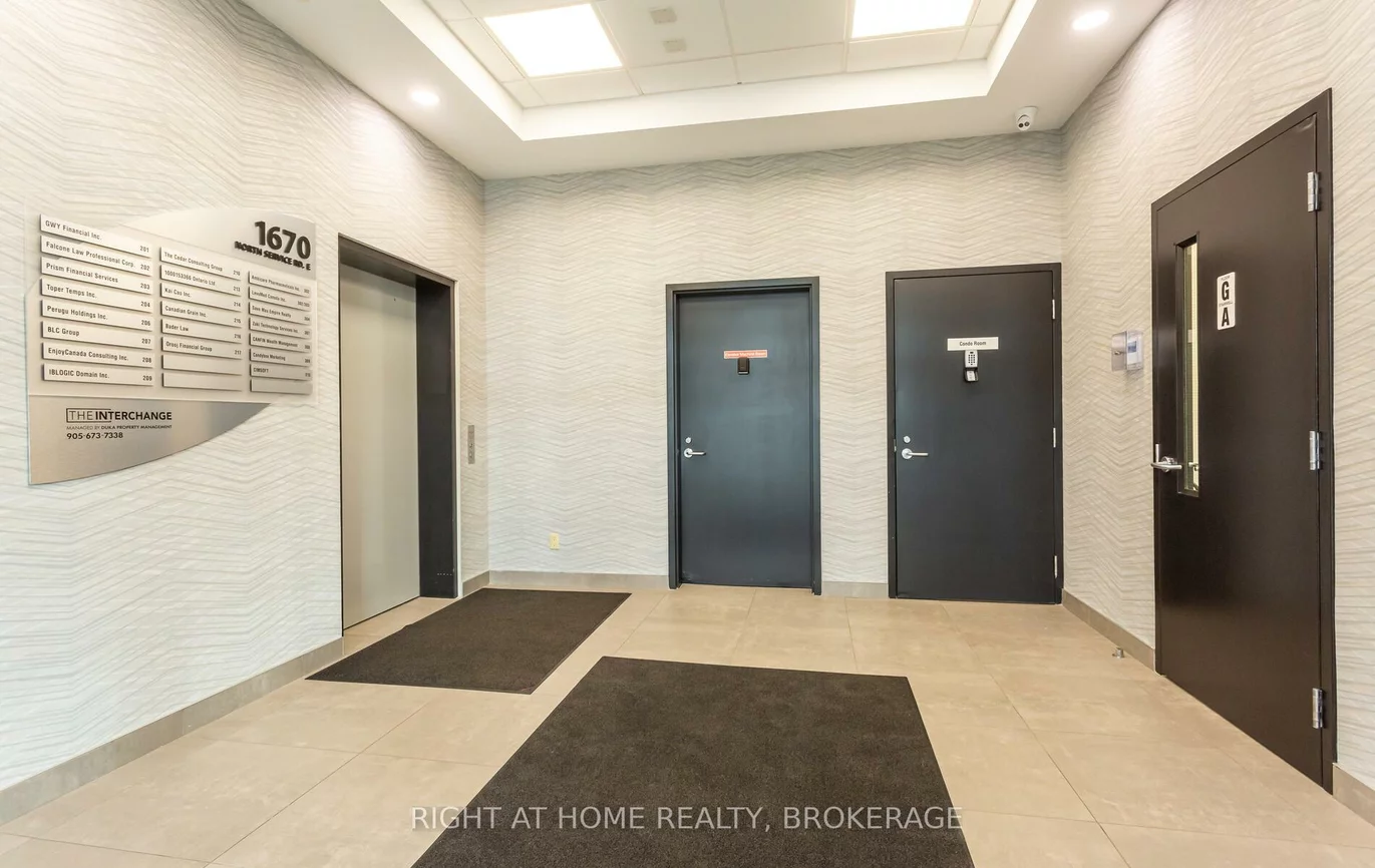 1670, North Service, 1014 - QE Queen Elizabeth, Oakville
