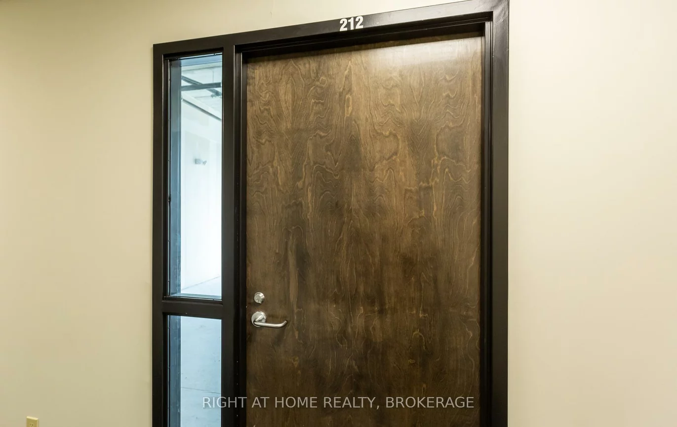 1670, North Service, 1014 - QE Queen Elizabeth, Oakville