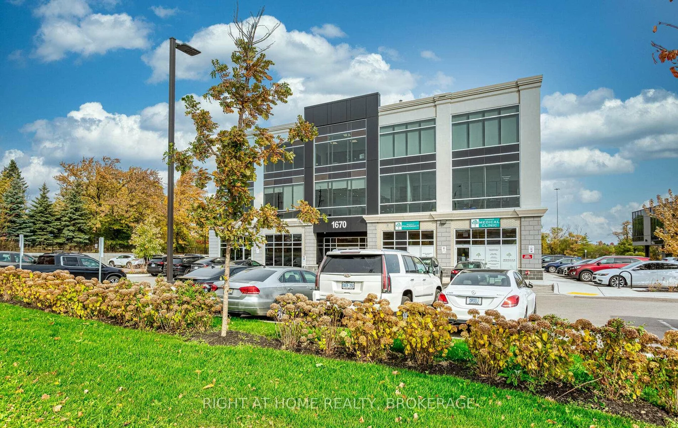 1670, North Service, 1014 - QE Queen Elizabeth, Oakville